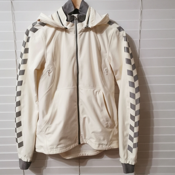 Lululemon Feelin’ Frosty Softshell Jacket - Picture 2 of 13